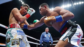 Román González golpea a Julio César Martínez durante su combate.