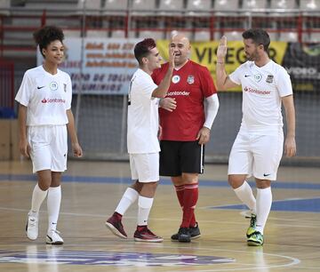 Partido benéfico entre Amigos de Benjamín y Ortiz contra Amigos de Ricardinho en el Polideportivo Municipal Jorge Carbajosa de Torrejón de Ardoz para el fomento del deporte en Guinea Ecuatorial.