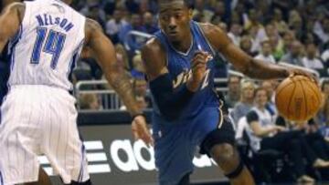 <b>A LA CARGA. </b>Wall derriba registros: aquí escapa de Jameer Nelson.