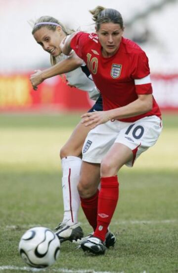 Kelly Smith es la máxima goleadora histórica de la selección inglesa. Ha jugado en la liga inglesa y en la estadounidense, en 2007 ganó la Copa de Europa con el Arsenal y jugó su primer Mundial y en 2009 fue subcampeona de la Eurocopa con Inglaterra.