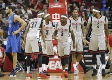 Los jugadores de los Houston Rockets celebran una casta.