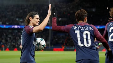 Soccer Football - Champions League - Paris St Germain vs Celtic - Parc des Princes, Paris, France - November 22, 2017   Paris Saint-Germain&rsquo;s Neymar celebrates scoring their first goal with Edinson Cavani    REUTERS/Charles Platiau