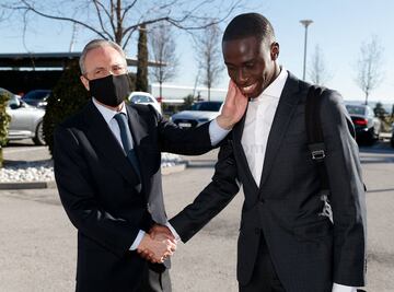 El presidente del Real Madrid, Florentino Pérez, despidiendo a Mendy antes de viajar a Bérgamo. 