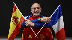 Luis de la Fuente posa con las banderas de España y Francia durante la entrevista con AS.