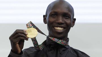 Kipsang: r¨¦cord en la marat¨®n, suspendido por dopaje y ahora detenido por beber en un bar
