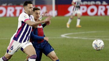 GRAF5377. VALENCIA, 22/01/2021.- El centrocampista del Levante UD Jorge De Frutos (d) disputa un balón con Bruno González, del Real Valladolid, durante el partido de la 20ª jornada de Liga en Primera División que se disputa hoy v