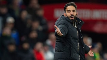 Ruben Amorim protesta durante un partido en su etapa como técnico del Manchester United.