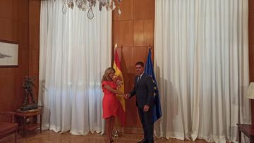 Yolanda Díaz, vicepresidenta segunda del Gobierno, saluda a David Aganzo, presidente de la Asociación de Futbolistas Españoles (AFE).