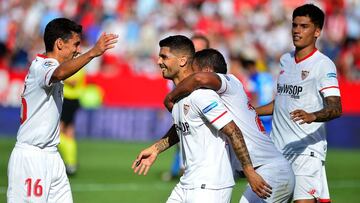 Sevilla&#039;s Argentinian midfielder Ever Banega (C) celebrates with teammates after scoring a goal during the Spanish league football match Sevilla FC vs Malaga CF at the Ramon Sanchez Pizjuan stadium in Sevilla on September 30, 2017. / AFP PHOTO / CRISTINA QUICLER