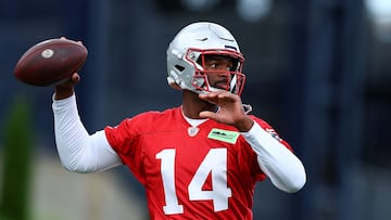 FOXBOROUGH, MASSACHUSETTS - MAY 29: Jacoby Brissett #14 of the New England Patriots makes a pass during the New England Patriots OTA Offseason Workout on May 29, 2024 in Foxborough, Massachusetts. Maddie Meyer/Getty Images/AFP (Photo by Maddie Meyer / GETTY IMAGES NORTH AMERICA / Getty Images via AFP)