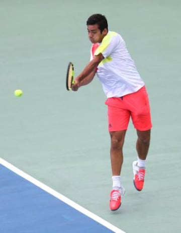 El tenista chileno Christian Garín en acción ante el dominicano Roberto Cid hoy, viernes 3 de febrero de 2017, durante el segundo partido de la eliminatoria de primera ronda del grupo I de la Zona Americana, por la Copa Davis, en Santo Domingo (República Dominicana).