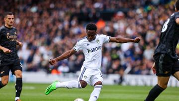 LEEDS, ENGLAND - OCTOBER 16: Leeds United's Luis Sinisterra shoots at goal during the Premier League match between Leeds United and Arsenal FC at Elland Road on October 16, 2022 in Leeds, United Kingdom. (Photo by Alex Dodd - CameraSport via Getty Images)