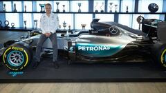 Valtteri Bottas posa junto al Mercedes del 2016.