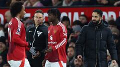 Joshua Zirkzee feels the force of Manchester United fans’ unhappiness against Newcastle