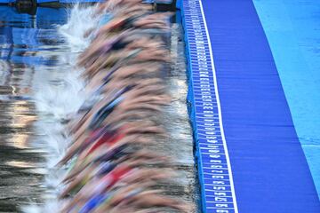 Esa mancha multicolor y difusa que se ve a la izquierda de la foto son las atletas del triatlón femenino lanzándose a las aguas del Sena. Del 17 al 20 de agosto de 2023 la organización de París 2024 realizó cuatro competiciones de triatlón a modo de ensayo con vistas a los Juegos Olímpicos y Paralímpicos del año próximo. 