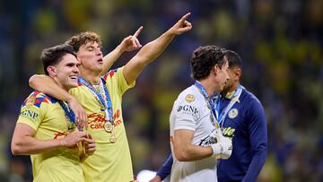 Israel Reyes, Igor Lichnovsky, Oscar Jimenez, Alejandro Zendejas festejan el Bicampeonato con el América.