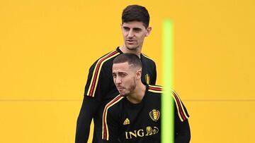 Thibaut Courtois y Eden Hazard, en un entrenamiento de la selecci&oacute;n de B&eacute;lgica.