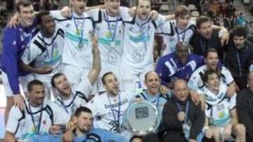 <b>CAMPEONES. </b>Por segunda vez en la temporada, el Ciudad Real levanta un título, y en ambas el Barcelona era el rival de los manchegos.