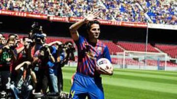 <b>CANTERA CARA. </b>Presentación en el Camp Nou de Cesc, por el que el Barça pagó 34 millones.