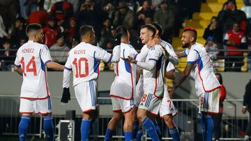 El jugador de Chile, Bruno Barticciotto, celebra con sus compañeros el gol contra República Dominicana durante el partido amistoso.