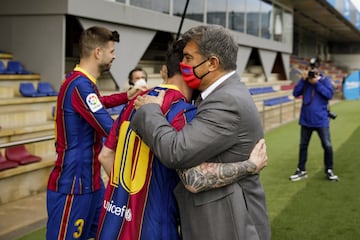 Messi saluda a Joan Laporta. 