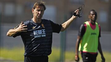 Tony Adams durante el entrenamiento del Granada, equipo de LaLiga Santander