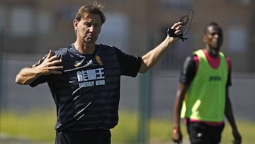 Tony Adams durante el entrenamiento del Granada, equipo de LaLiga Santander