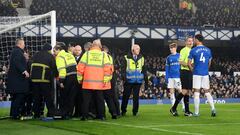 Ocurrió en el minuto 50 del Everton-Newcaslte. Un espectador, con una camiseta en la que se leía 'Just stop oil' se ha atado con una brida al poste. El partido estuvo parado durante siete minutos hasta que la seguridad del estadio del Everton consiguió romper la brida.
