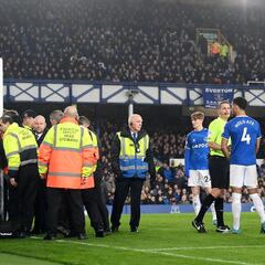Las imágenes del aficionado que se ató por el cuello al palo en el Everton-Newcastle