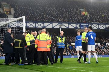 Ocurrió en el minuto 50 del Everton-Newcaslte. Un espectador, con una camiseta en la que se leía 'Just stop oil' se ha atado con una brida al poste. El partido estuvo parado durante siete minutos hasta que la seguridad del estadio del Everton consiguió romper la brida.