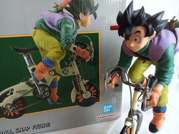 Figura de Goku en bicicleta por Banpresto