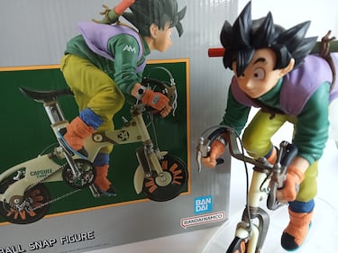 Figura de Goku en bicicleta por Banpresto