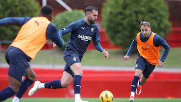 17-04-24. PABLO INSUA, DURANTE EL ENTRENAMIENTO DEL SPORTING EN MAREO.