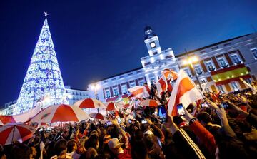 Los hinchas de River se concentraron en la Puerta del Sol antes del partido de mañana.