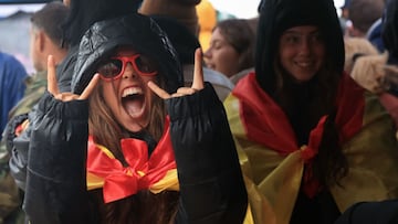 Una surfista espa&ntilde;ola hace un gesto de los cuernos con ambas manos y la bandera espa&ntilde;ola colgada del cuello, el 11 de diciembre en Pismo Beach (California, Estados Unidos), durante el Mundial de surf adaptado de la ISA.