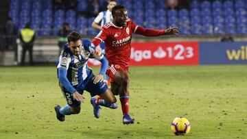James Igbekeme pugna por un balón con Edu Expósito la pasada temporada en Riazor.