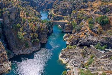 Entorno al río Lozoya nos encontraremos con una maravillosa ruta que no tiene desperdicio. Muchos comienzan su ruta desde Manjirón en dirección al Cañón del río Lozoya, un camino que nos conducirá hacia el Embalse del Villar donde poder disfrutar de un paisaje como el de la imagen.