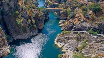 Entorno al río Lozoya nos encontraremos con una maravillosa ruta que no tiene desperdicio. Muchos comienzan su ruta desde Manjirón en dirección al Cañón del río Lozoya, un camino que nos conducirá hacia el Embalse del Villar donde poder disfrutar de un paisaje como el de la imagen.