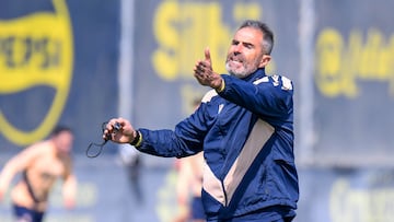 Gaizka Garitano dirigiendo un entrenamiento en la Ciudad Deportiva.