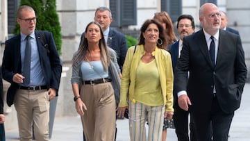 La portavoz de Junts per Catalunya en el Congreso, Miriam Noguera (2i), la diputada de Junts, Pilar Calvo (2d), y el diputado Eduard Pujol (1d), a su llegada a la segunda sesión del debate de investidura del líder del Partido Popular, en el Congreso de los Diputados, a 27 de septiembre de 2023, en Madrid (España). El presidente del PP y candidato al Gobierno se sometió ayer, 26 de septiembre, a la primera sesión de su debate de investidura en el Congreso, que duró siete horas y media y fue el primero en el que se escuchan discursos en lenguas cooficiales con el uso de pinganillos para recibir la traducción simultánea. Hoy, se vota su candidatura en 'primera vuelta', resultado que marcará el pleno previsto para celebrarse en 488 horas, el viernes, 29 de septiembre, en caso de Feijóo no logre la mayoría absoluta (176 diputados) que se requiere en el primer intento.
27 SEPTIEMBRE 2023;FEIJOO;SESION DE INVESTIDURA;CONGRESO;DIPUTADOS
Alberto Ortega / Europa Press
27/09/2023