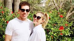 Diego Simeone y Carla Pereyra posando cogidos y sonrientes en un parque de Madrid.