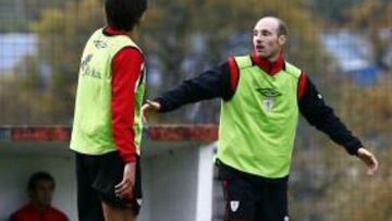 <b>PASAR PÁGINA. </b>Toquero gesticula en el entrenamiento matinal de ayer en Lezama.