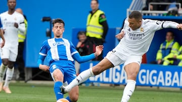 -ALTERNATIVA EDICIÓN- VITORIA, 13/04/2025.- El centrocampista del Alavés Antonio Blanco (i) recibe una entrada por parte del delantero francés del Real Madrid Kylian Mbappé, por la cual ha recibido tarjeta roja, este domingo, durante el partido de la jornada 31 de LaLiga EA Sports, entre el Deportivo Alavés y Real Madrid, en el estadio de Mendizorrotza de Vitoria. EFE/ Adrian Ruiz Hierro