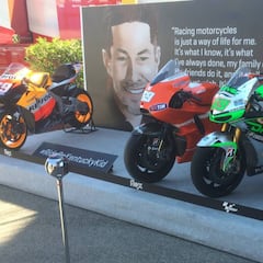 Cuatro motos de Hayden presiden el acceso a Mugello