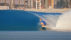 Tubo de Stephanie Gilmore en Surf Abu Dhabi, Emiratos Árabes Unidos.