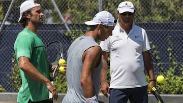 Rafa Nadal entrena bajo la mirada de Toni Nadal y Carlos Moyá en las pistas de hierba del Mallorca Open para comenzar su adaptación a las pistas de hierba para competir en el torneo de Wimbledon 2017.
