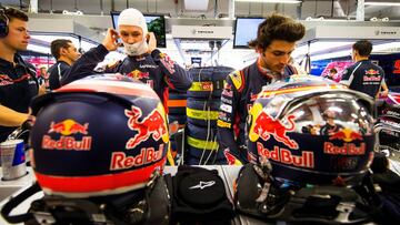 Kvyat y Sainz en el box de Toro Rosso en Singapur.