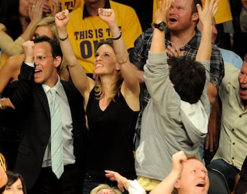 Hillary Swank seguidora de Los Angeles Lakers. 