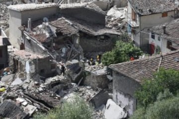 ITA40 PESCARA DEL TRONTO (ITALIA) 24/08/2016.- Vista general de los destrozos en Pescara del Tronto, cerca de la localidad de Arquata del Tronto, en la provincia de Ascoli Piceno, región de Marche, en el centro de Italia, hoy, 24 de agosto de 2016. Al menos 19 personas han fallecido y hay decenas de heridos tras el terremoto de 6 grados en la escala Richter que ha sacudido el centro de Italia esta madrugada, según informó la televisión pública RAI. EFE/Crocchioni