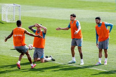 Giménez, Correa, Reinildo y Nahuel Molina durante el entrenamiento. 